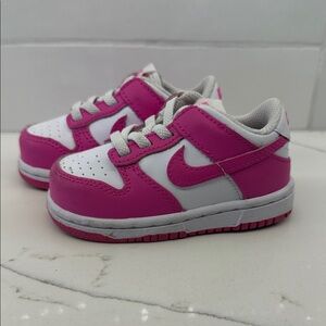 Nike Kids Sneakers in Fuchsia and White